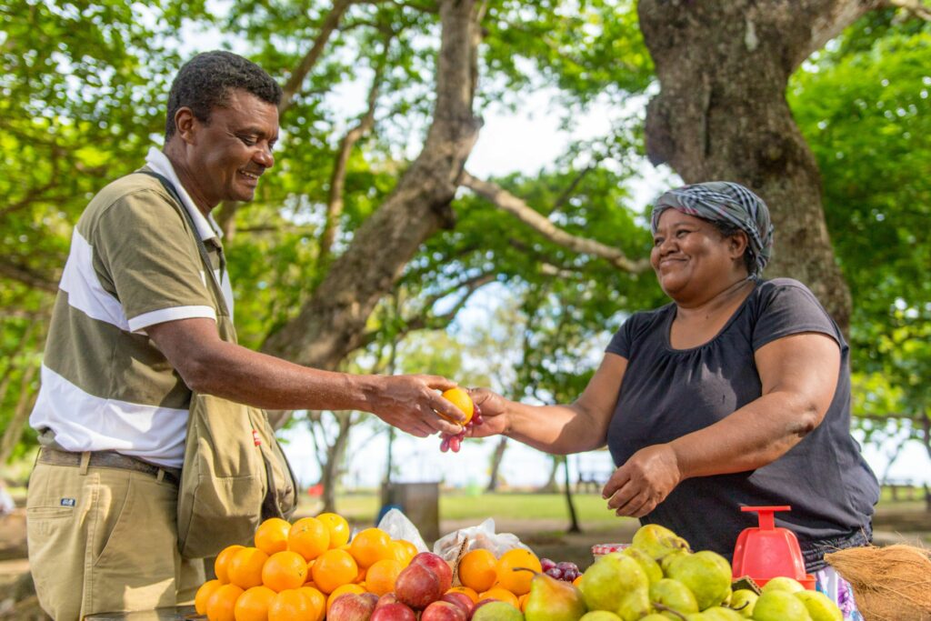 L’attribut alt de cette image est vide, son nom de fichier est Marchand-de-fruits-1024x683.jpeg.